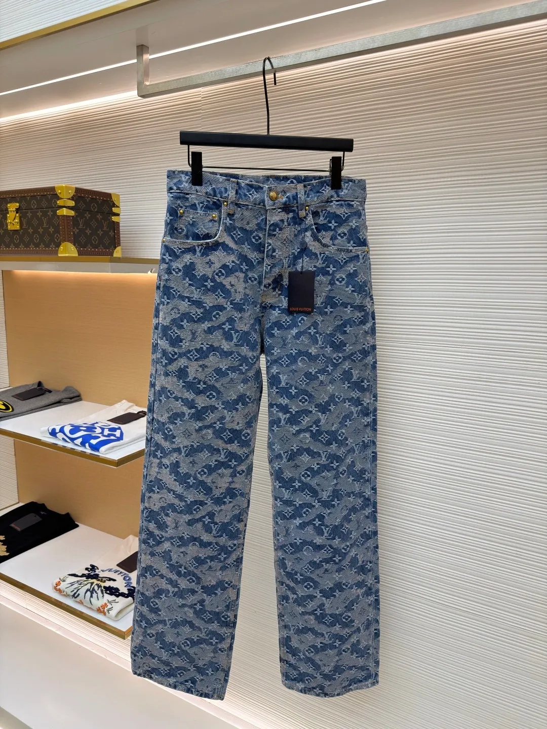 LOUIS VUITTON letter floating jacquard jeans ●Original version: purchased and developed by 14559 ●Item number: 1681998-B50 ●Material: denim denim fabric ●Technology: jacquard production ●Color: blue ●Version: fitted version ●Weight: about 955 grams ●Size: 28-30-32-34-36 ●Description: Made of heavy denim denim as the base, it uses distressed washing + gradient tie-dyeing to present a Monogram dark pattern effect. The gray-blue and off-white smudged colors are natural and layered, retaining the brand logo while enhancing the retro texture. The trousers have a skateboard straight cut, and the waistband is equipped with metal buttons and leather logo tags. The five-pocket structure follows the classic workwear design, and the edges of the pockets are reinforced with double-lane stitching, taking into account durability and style. The trouser legs are slightly narrowed to suit various scenarios. The overall process combines denim washing technology with brand logo technology, which not only retains the casual attributes of denim items, but also enhances high-luxury recognition through gradient textures. The overall wiring is straight and delicate, the fabric is comfortable and soft, and the color is consistent without color difference. It can be matched with the same style to create a fashionable look and control various occasions. Customized accessories, complete with three standards, same style for men and women!